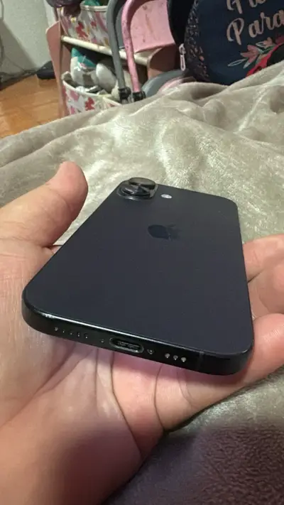 iPhone 16 negro en buen estado - miniatura 3
