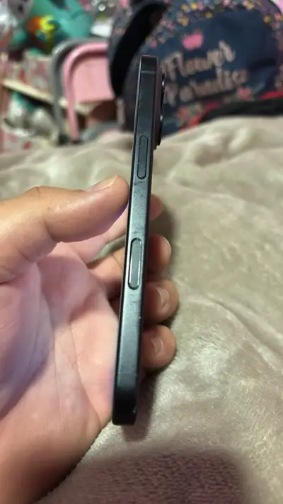 iPhone 16 negro en buen estado - miniatura 4
