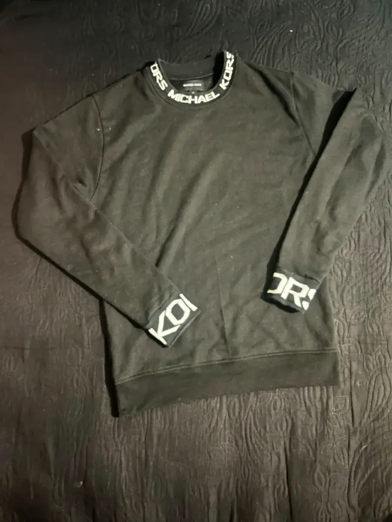 Polerón negro Michael Kors con logo en cuello