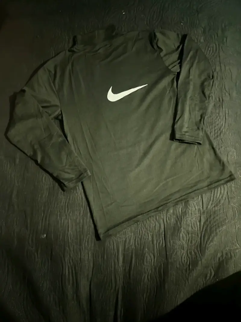 Polera deportiva negra Nike con logo