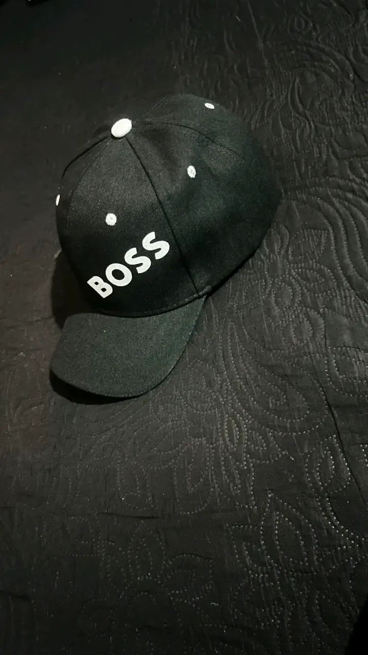Gorra negra con logo Boss