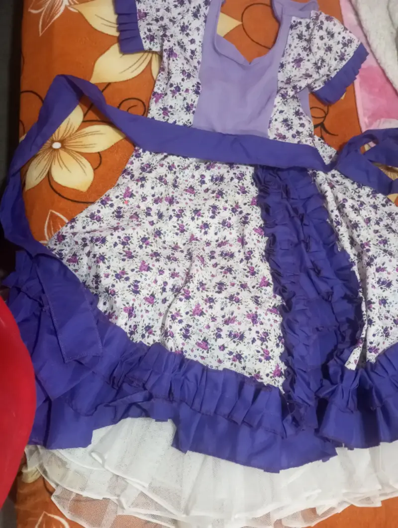 Vestido de huasa con estampado floral y volantes