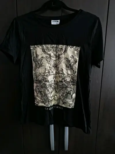 Polera negra con diseño dorado - miniatura 1
