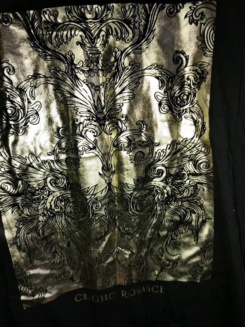 Polera negra con diseño dorado - 2
