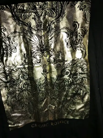 Polera negra con diseño dorado - miniatura 2