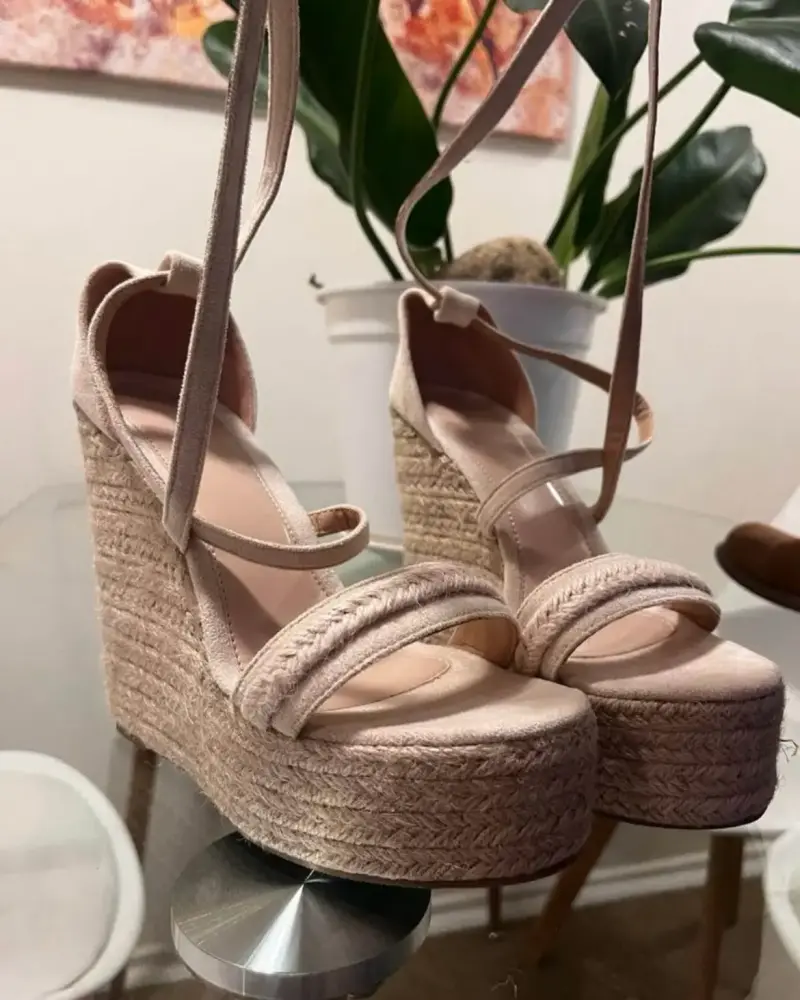 Sandalias de cuña altas color beige - 1