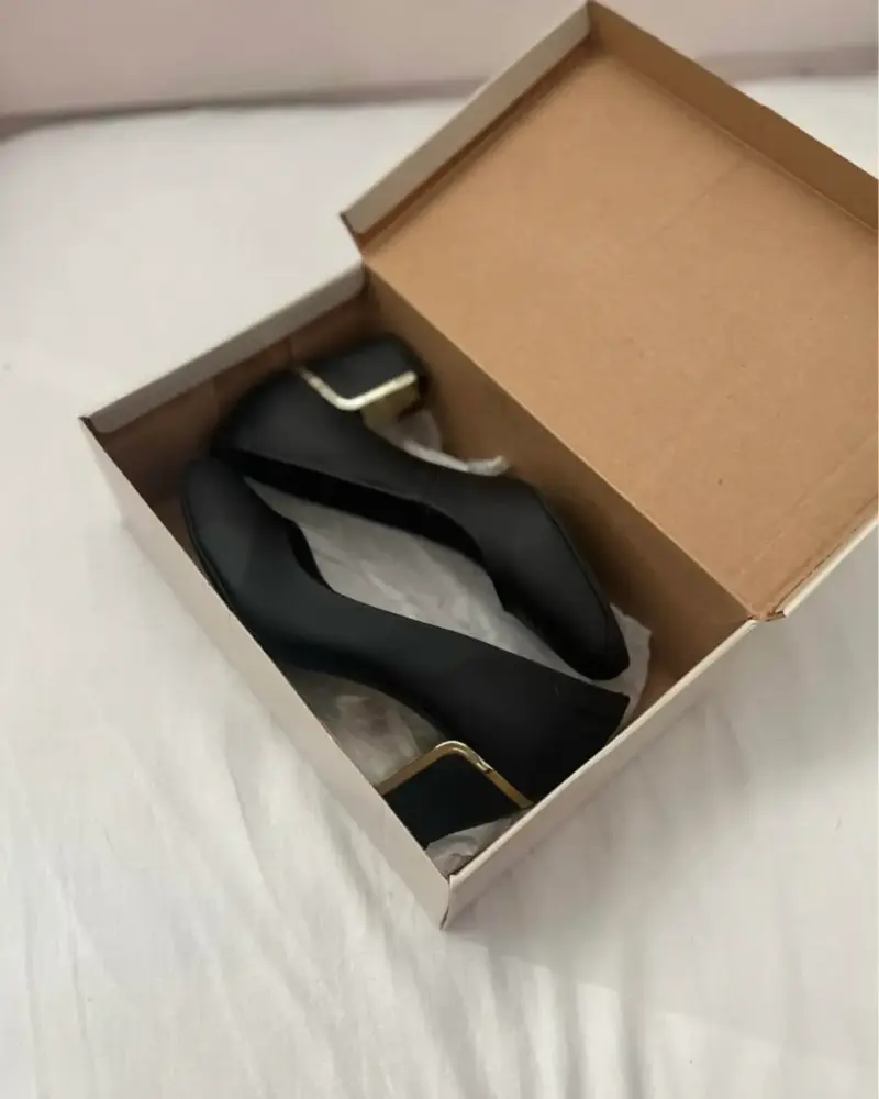 Zapatos de Tacón Negro con Detalle Dorado Bata - 1