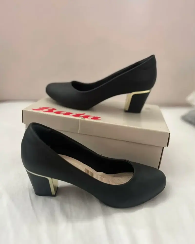Zapatos de Tacón Negro con Detalle Dorado Bata - 2