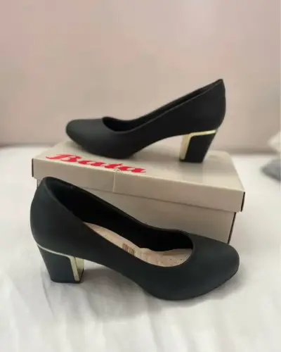 Zapatos de Tacón Negro con Detalle Dorado Bata - miniatura 2