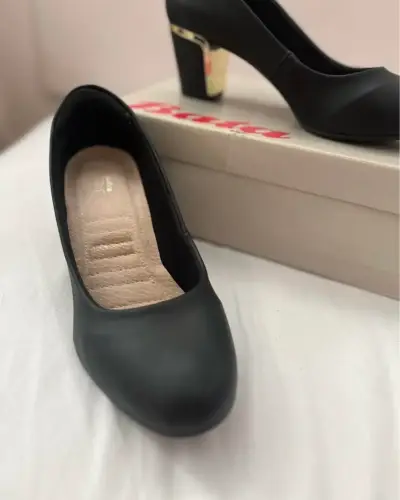Zapatos de Tacón Negro con Detalle Dorado Bata - miniatura 3