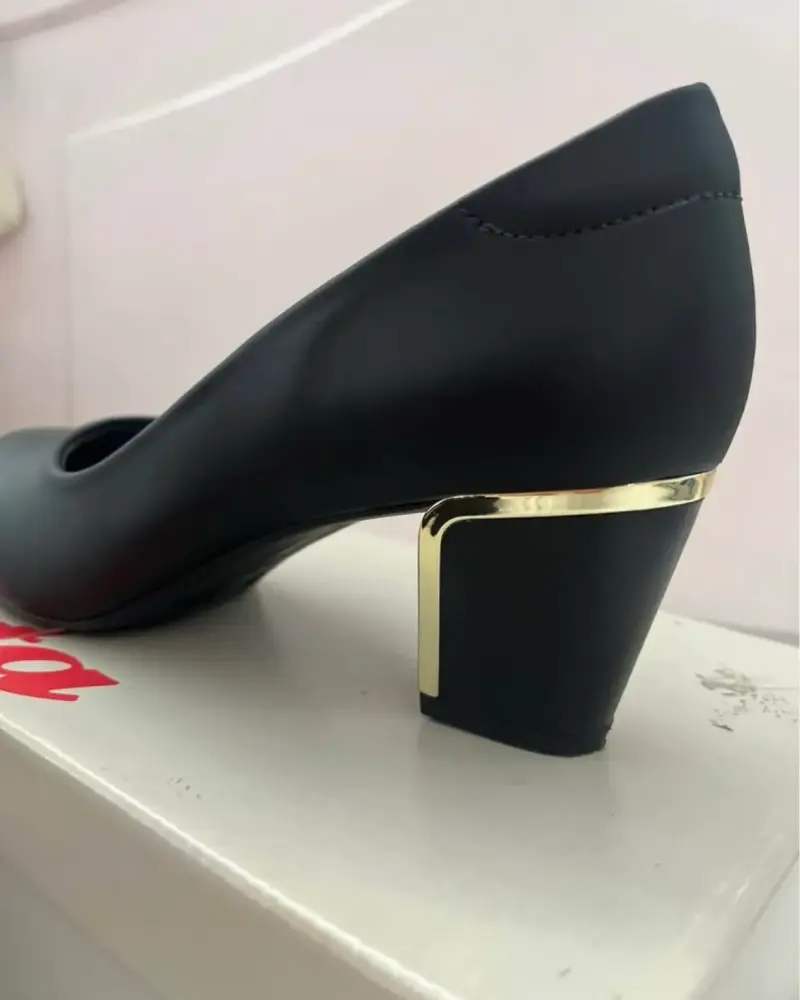 Zapatos de Tacón Negro con Detalle Dorado Bata - 4