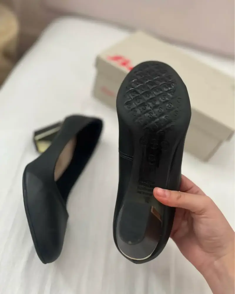 Zapatos de Tacón Negro con Detalle Dorado Bata - 5