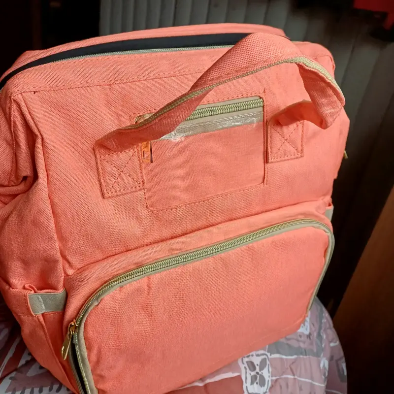 Mochila de pañales coral con múltiples compartimentos - 1