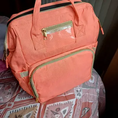 Mochila de pañales coral con múltiples compartimentos - miniatura 3