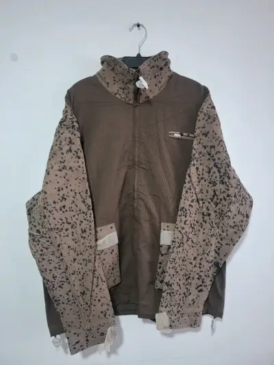 Chaqueta impermeable con diseño camuflado - miniatura 1