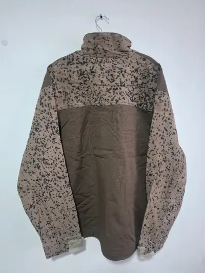 Chaqueta impermeable con diseño camuflado - miniatura 2