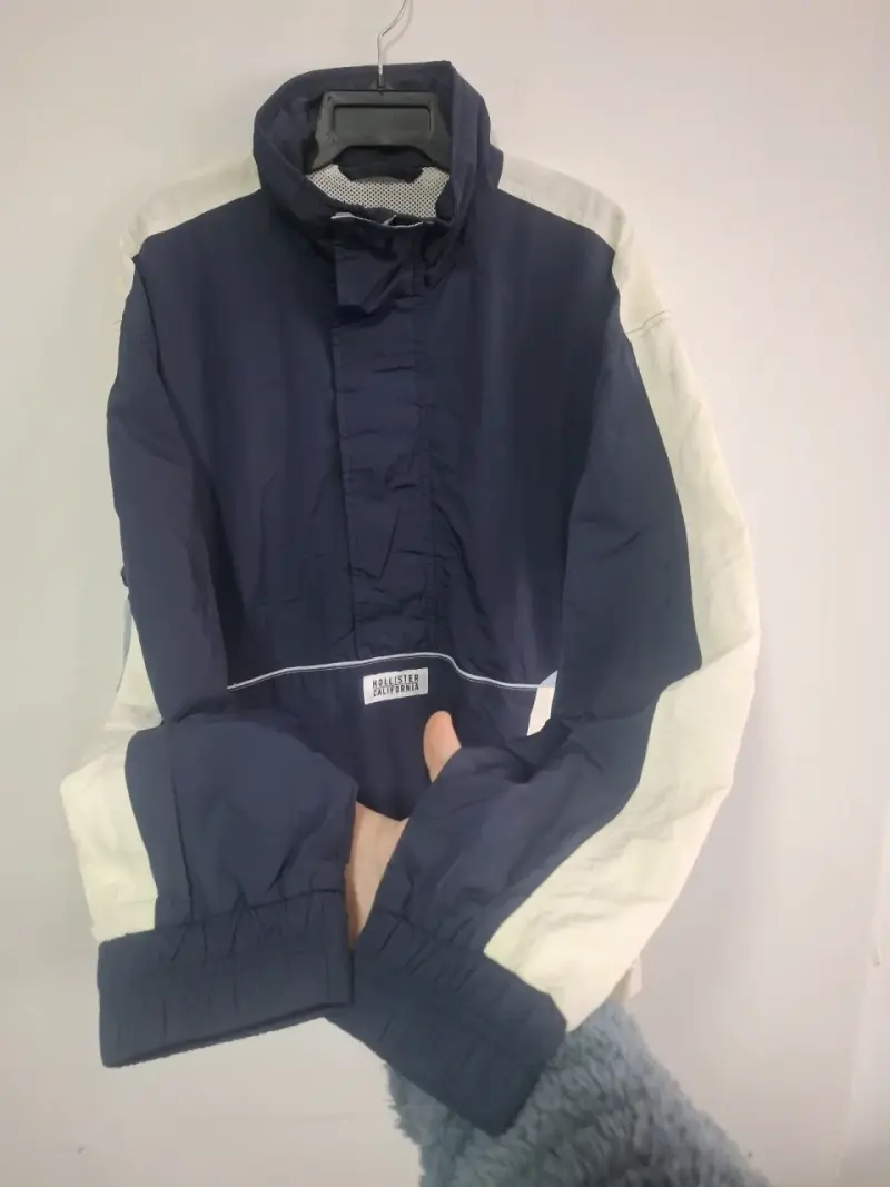 Chaqueta cortaviento azul y blanca Hollister - 3