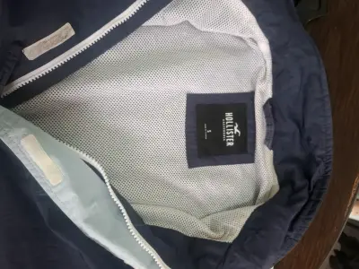 Chaqueta cortaviento azul y blanca Hollister - miniatura 4
