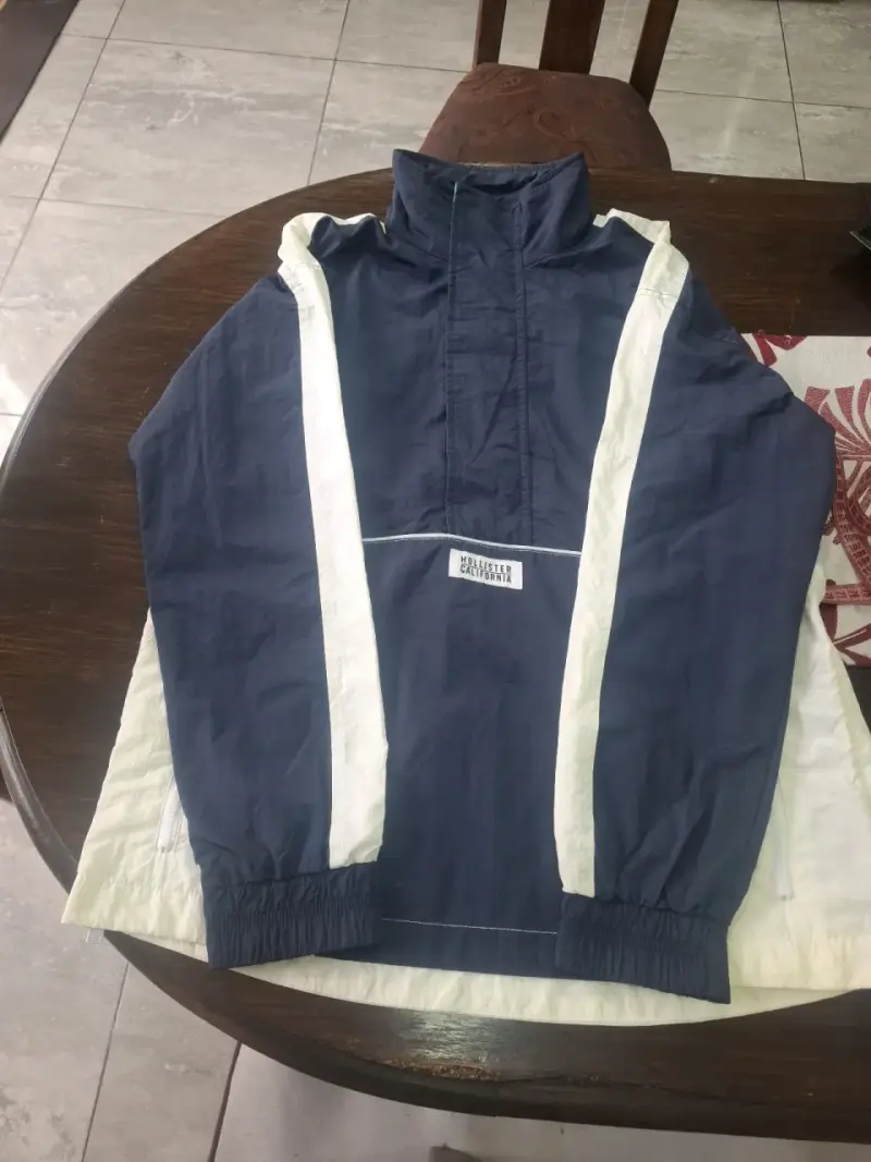 Chaqueta cortaviento azul y blanca Hollister - 5