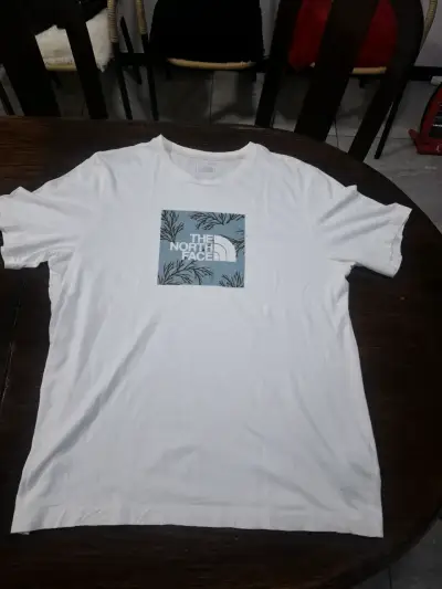 Polera blanca The North Face con diseño frontal - miniatura 1