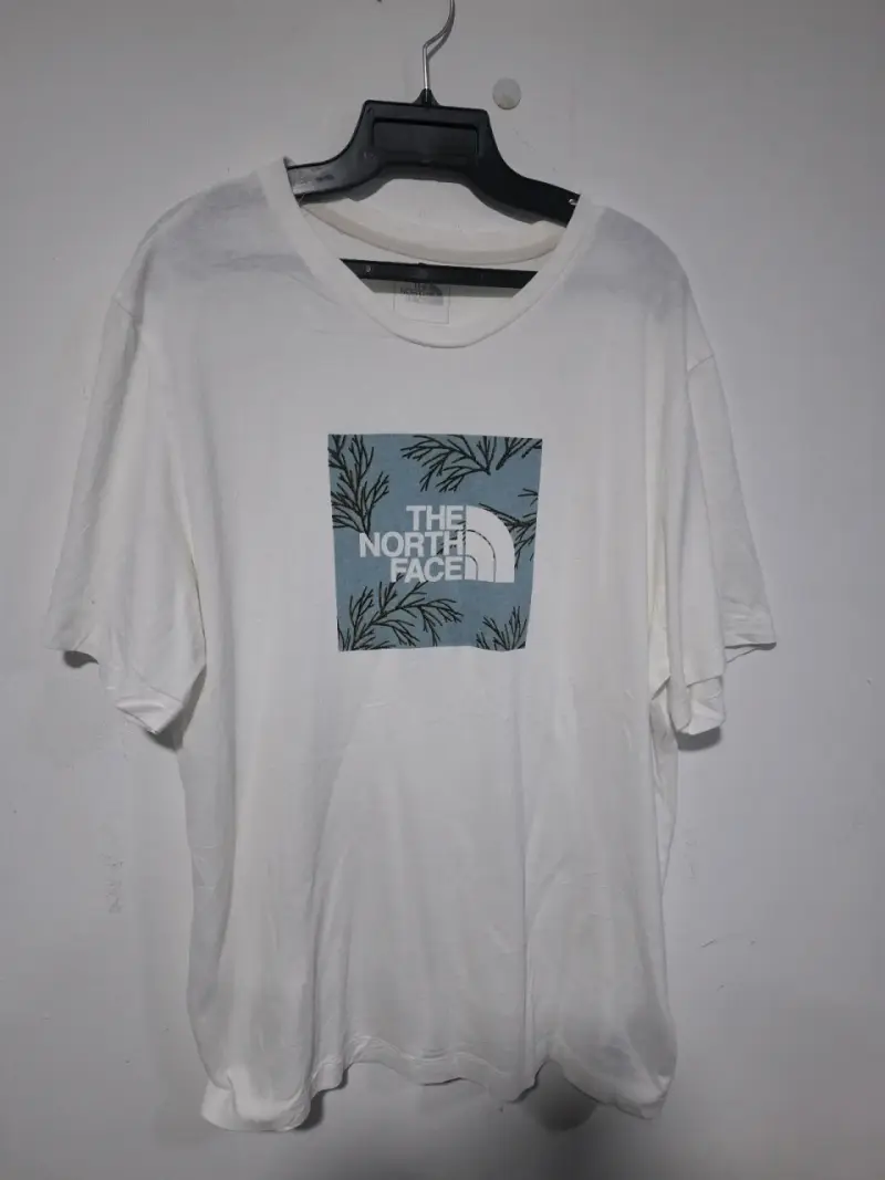 Polera blanca The North Face con diseño frontal - 2