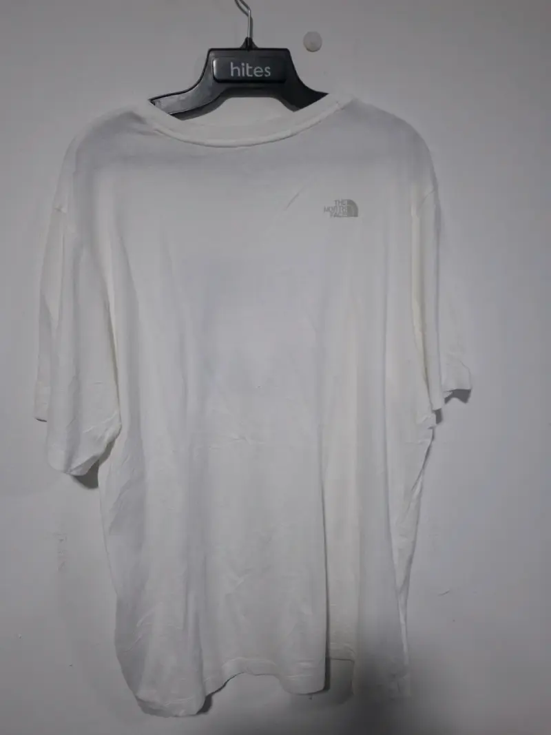 Polera blanca The North Face con diseño frontal - 3