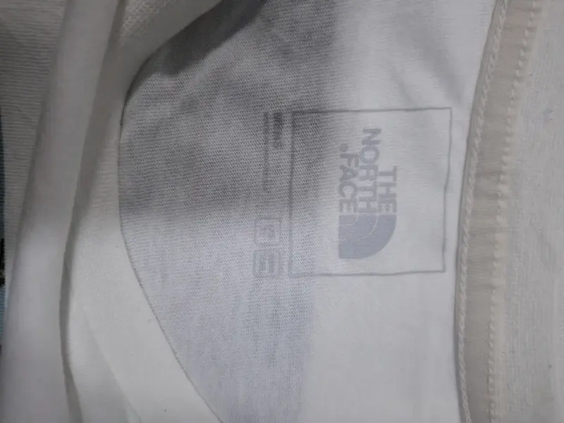 Polera blanca The North Face con diseño frontal - 4