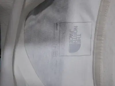 Polera blanca The North Face con diseño frontal - miniatura 4