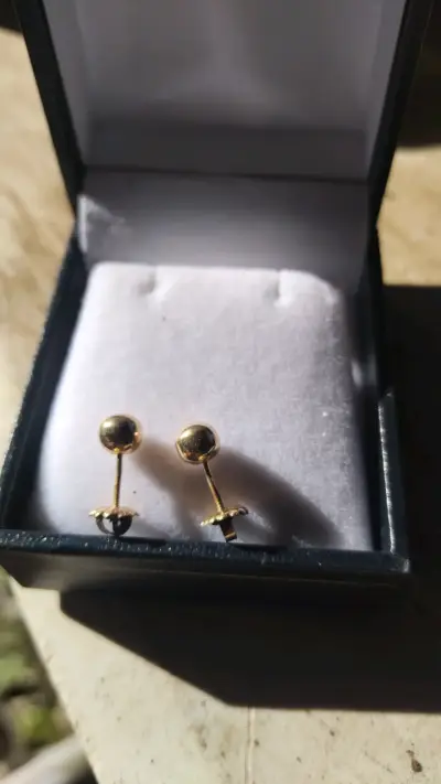 Elegantes aros de oro con diseño clásico - miniatura 1