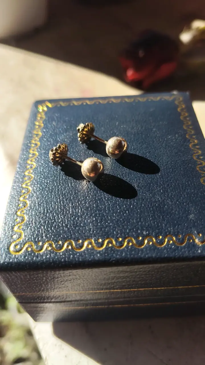 Elegantes aros de oro con diseño clásico - 2