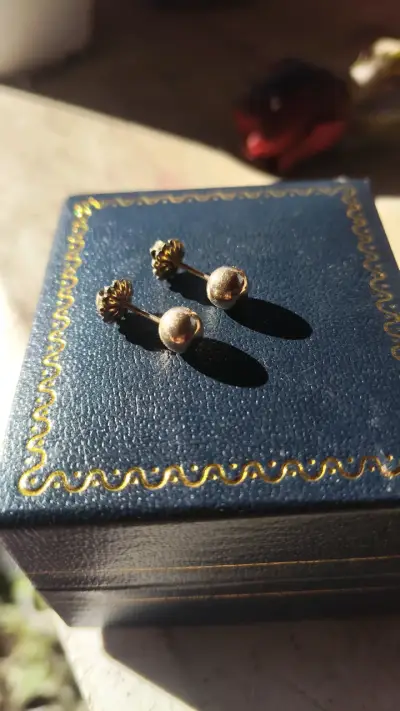 Elegantes aros de oro con diseño clásico - miniatura 2
