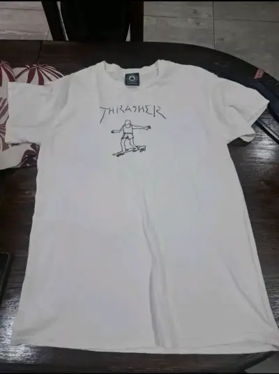 Polera blanca Thrasher con diseño de skater - miniatura 1