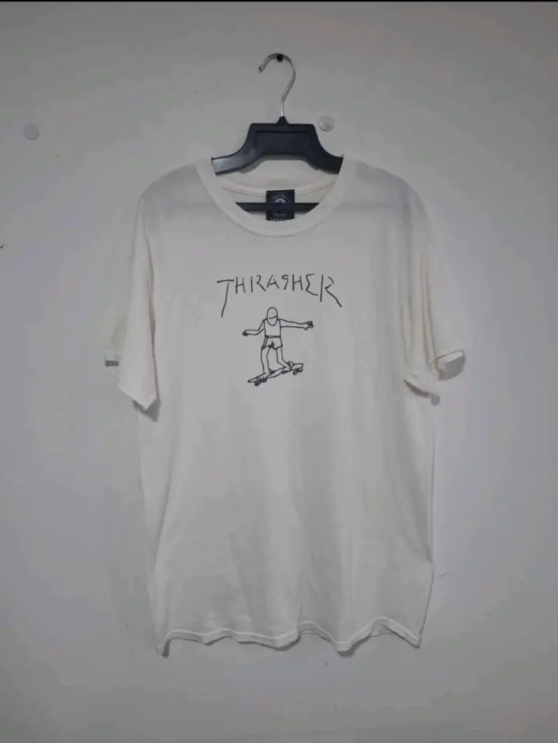 Polera blanca Thrasher con diseño de skater - 2