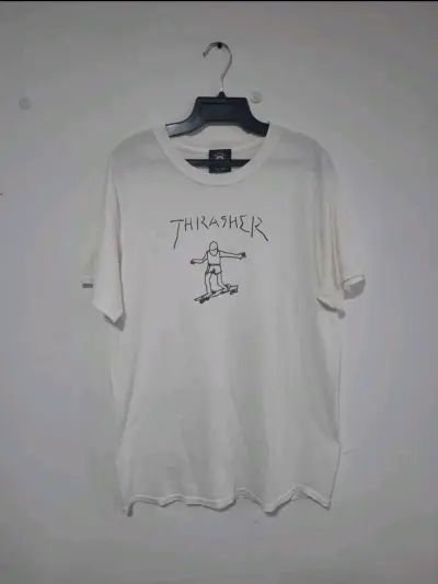 Polera blanca Thrasher con diseño de skater - miniatura 2