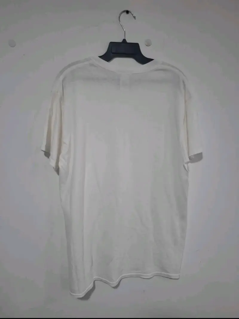 Polera blanca Thrasher con diseño de skater - 3