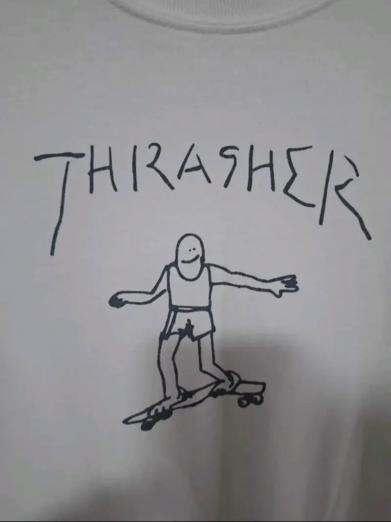 Polera blanca Thrasher con diseño de skater - 4