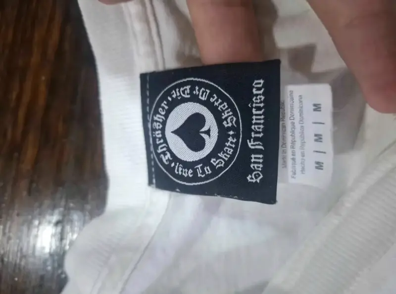 Polera blanca Thrasher con diseño de skater - 5
