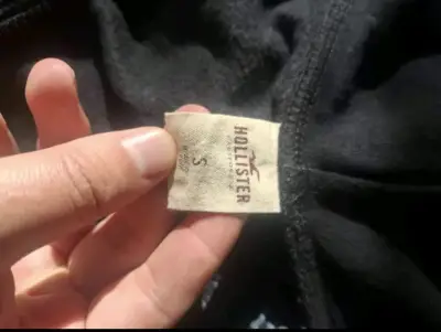 Polerón con capucha Hollister negro y gris - miniatura 3