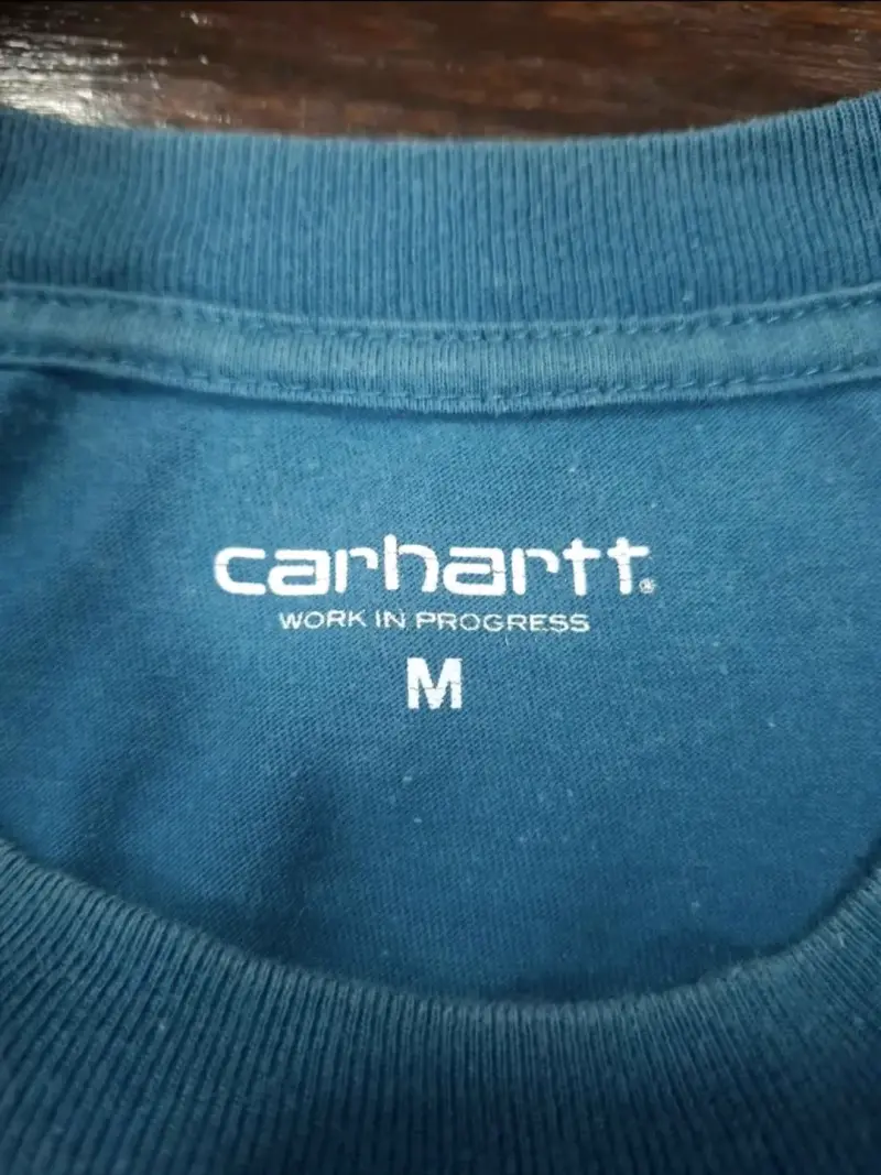 Polera azul Carhartt con logo naranja - 4