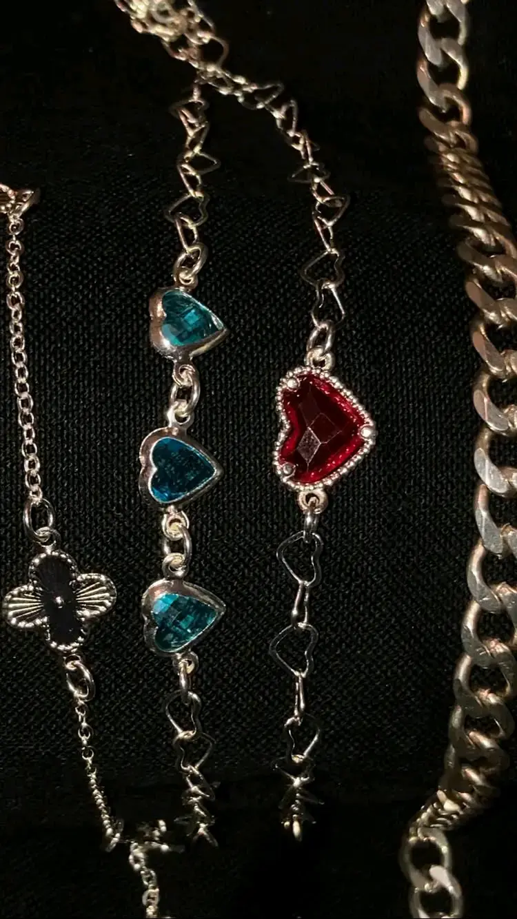 Pulsera de plata con dijes de corazones - 1