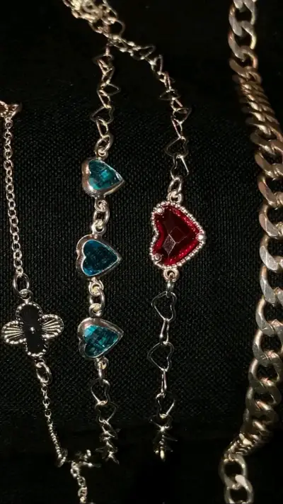 Pulsera de plata con dijes de corazones - miniatura 1
