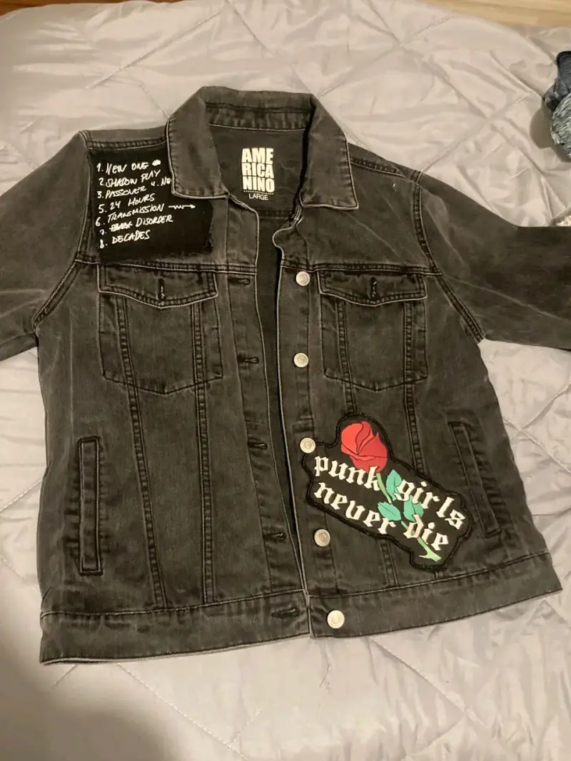 Chaqueta de mezclilla negra con diseño punk - 1