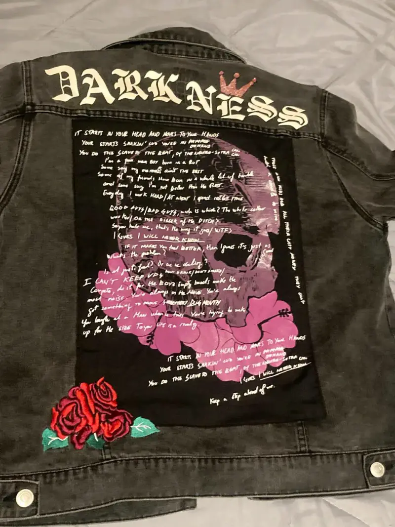 Chaqueta de mezclilla negra con diseño punk - 2