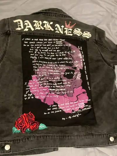 Chaqueta de mezclilla negra con diseño punk - miniatura 2