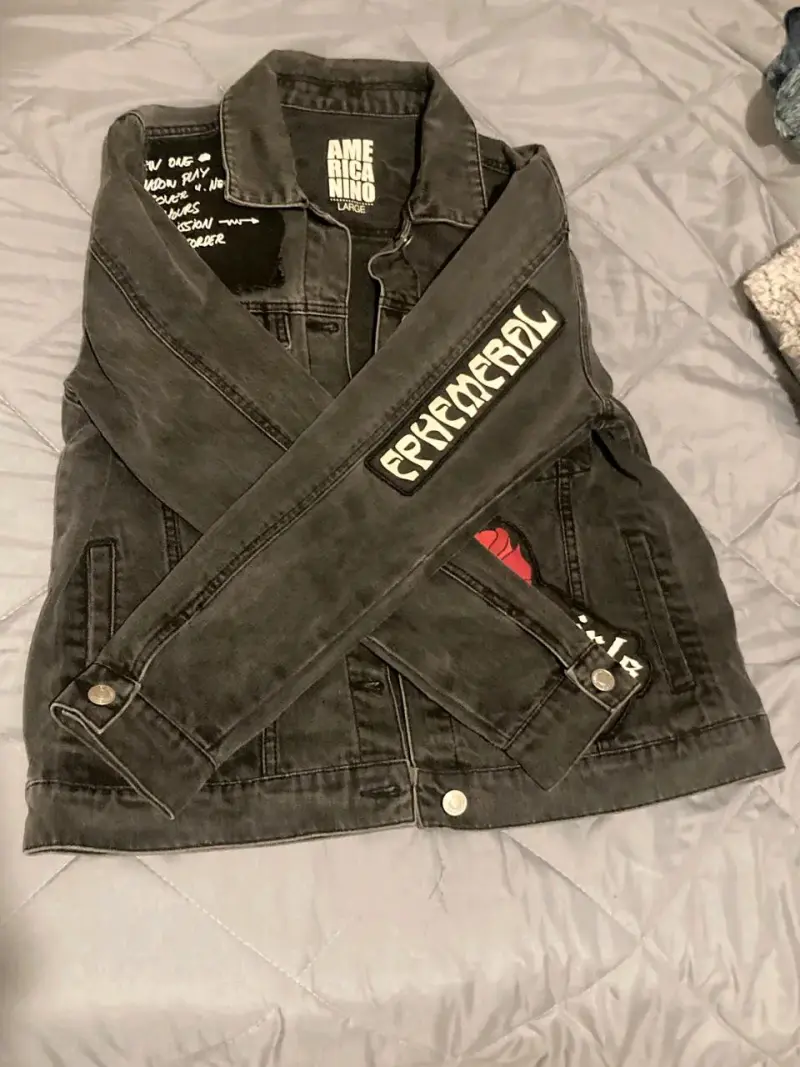 Chaqueta de mezclilla negra con diseño punk - 4