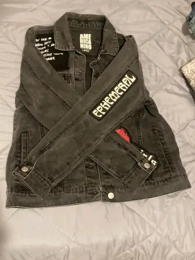 Chaqueta de mezclilla negra con diseño punk - miniatura 4