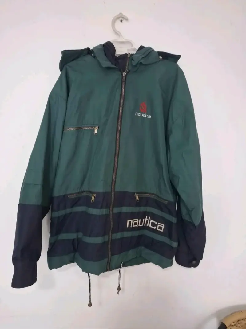 Chaqueta impermeable verde Nautica con capucha