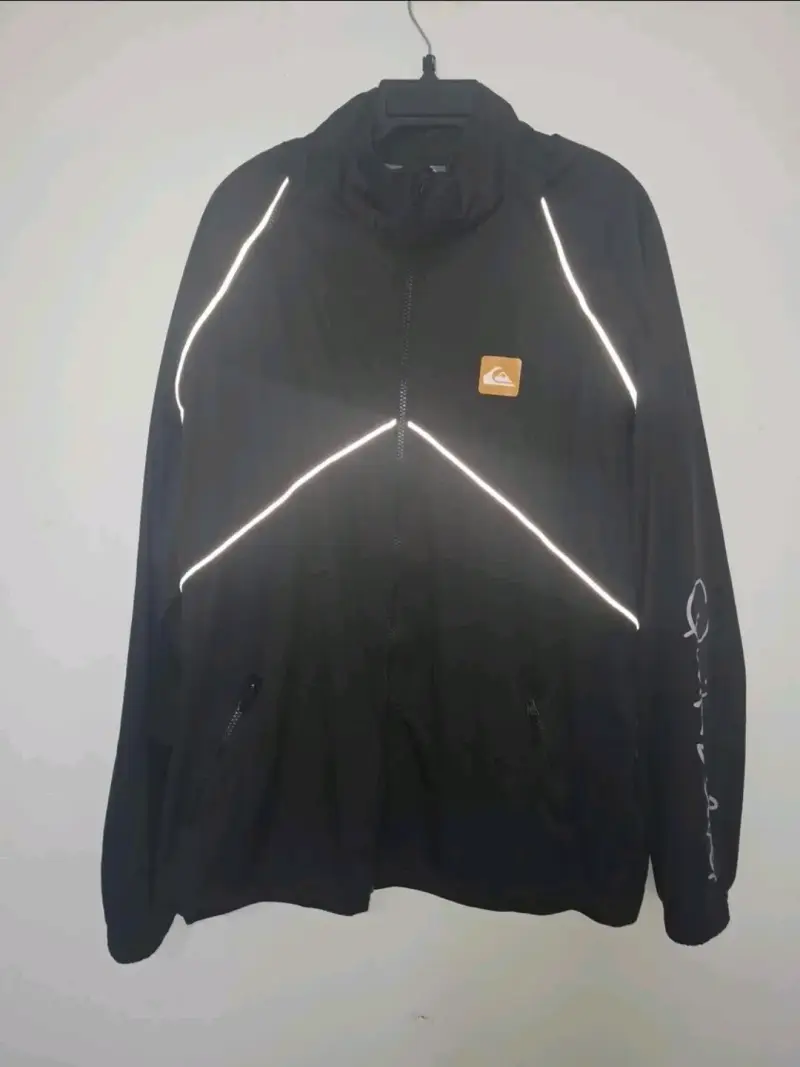 Chaqueta negra Quiksilver con detalles reflectantes
