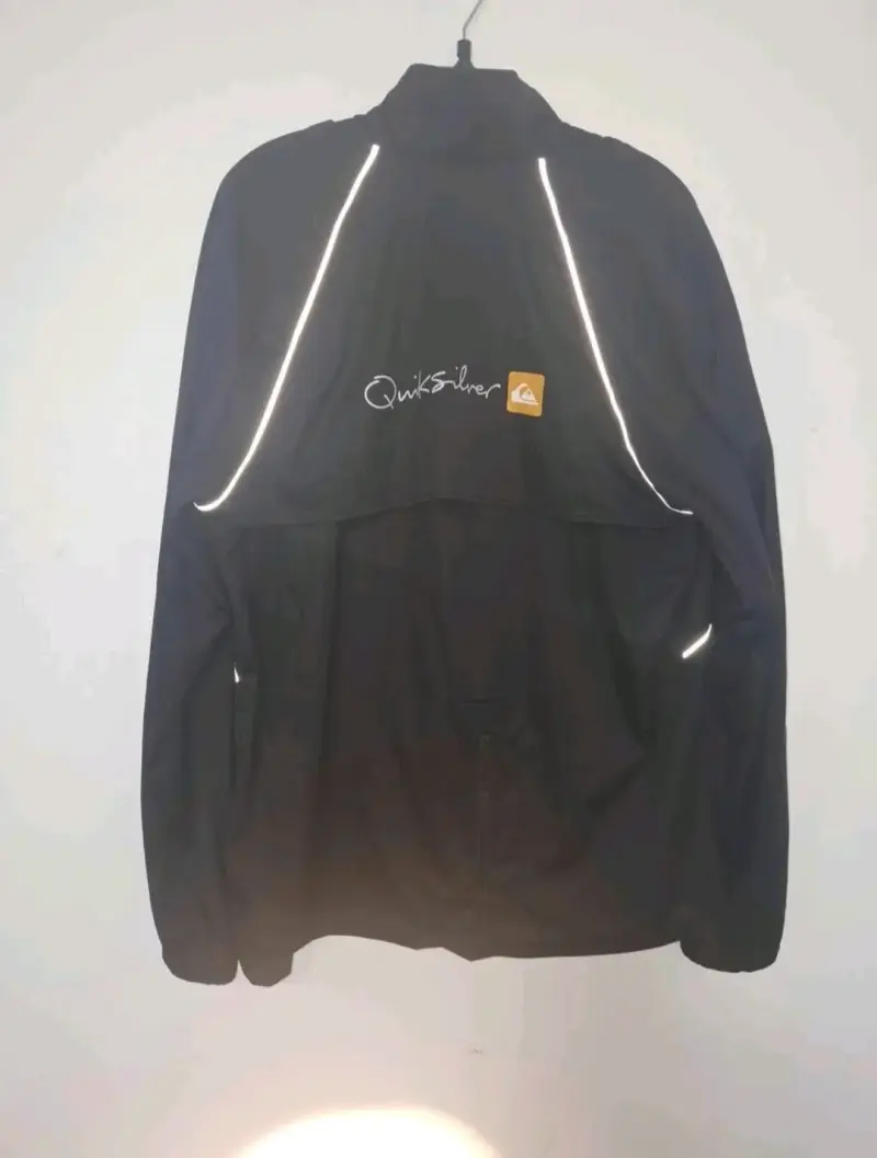 Chaqueta negra Quiksilver con detalles reflectantes - 2
