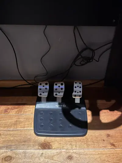 Volante y pedales Logitech para Xbox y PC - miniatura 2